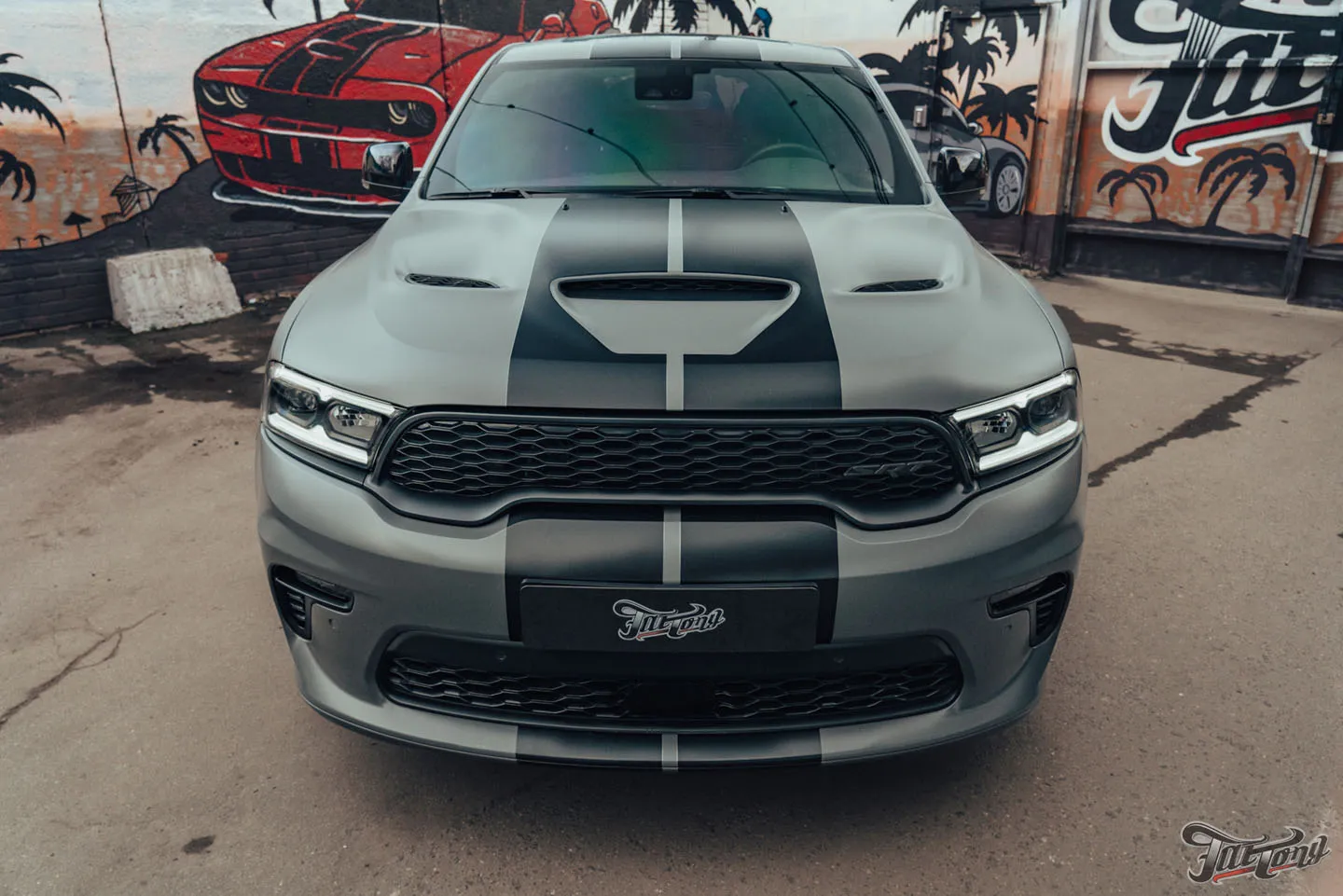 Оклейка Dodge Durango SRT матовым полиуретаном, обработка керамикой, фирменный шиномонтаж на стендах Hunter